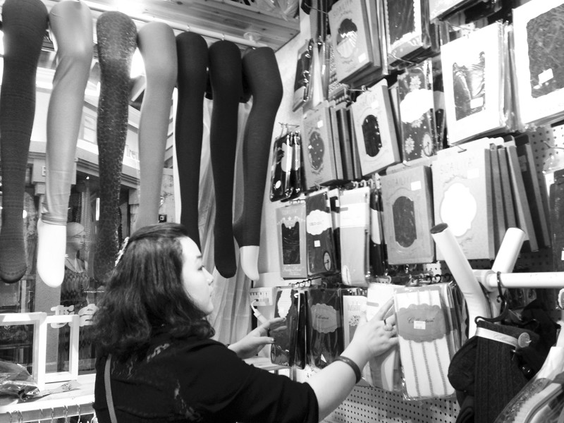武汉美女开袜子店 坚持不降价赢来500会员-第1张图片-周小辉博客
