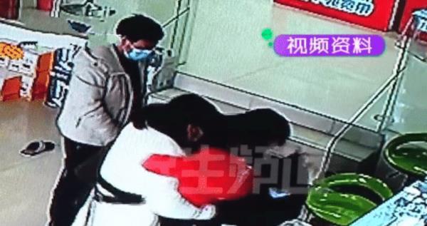 郑州一孕妇在电信办业务时遭围殴！婆婆：两人跪在儿媳肚子上！-第4张图片-周小辉博客
