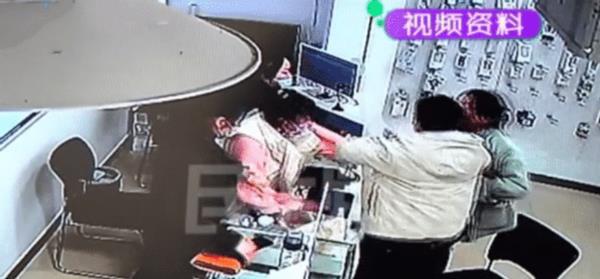 郑州一孕妇在电信办业务时遭围殴！婆婆：两人跪在儿媳肚子上！-第2张图片-周小辉博客