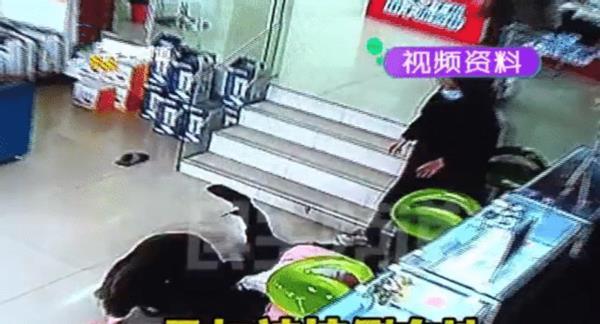 郑州一孕妇在电信办业务时遭围殴！婆婆：两人跪在儿媳肚子上！-第3张图片-周小辉博客